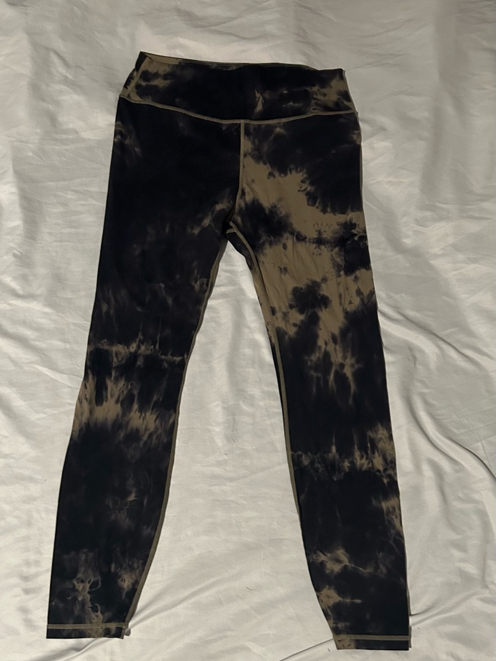 High-Rise Tie-Dye Leggings in Black and Olive